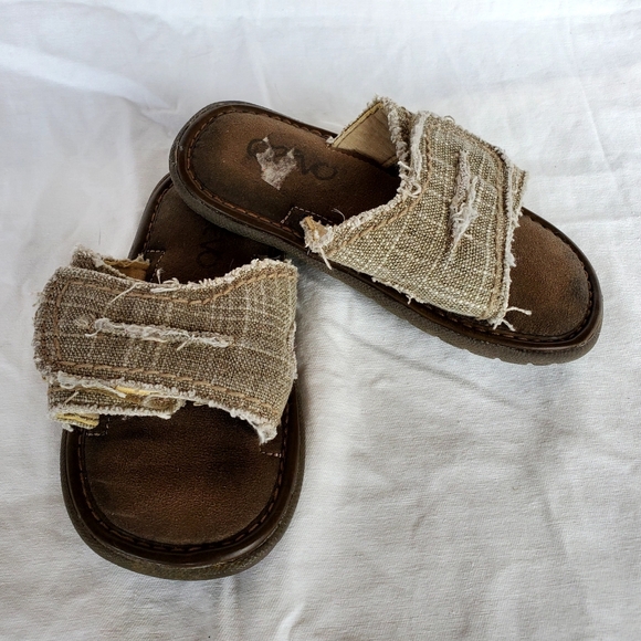 Crevo Toddler Boys Beige Slide Sandals Size 11 - Picture 3 of 6